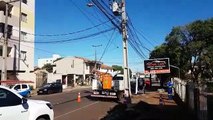 Caminhão passa derrubando poste e fios em portão de condomínio em Cascavel