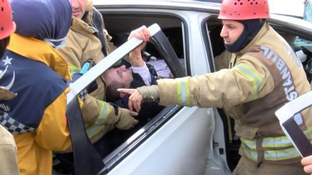 Sultangazi'de can pazarı: sürücüyü kurtarmak için zamanla yarıştılar