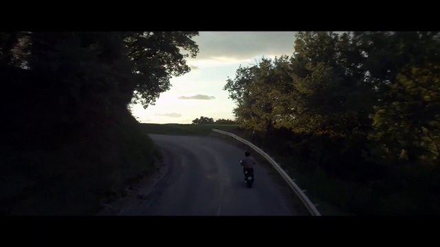 Passer les champs Bande-annonce VF