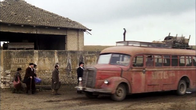 Qui chante là-bas ? Bande-annonce VO
