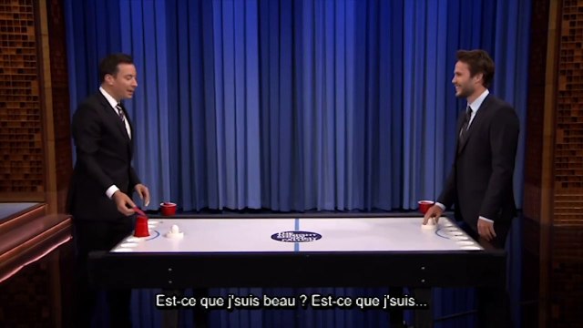 Du hockey et de la bière pour Taylor Kitsch chez Jimmy Fallon