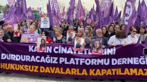 Kadınlar, kapatma davasına karşı Kadıköy'de buluştu