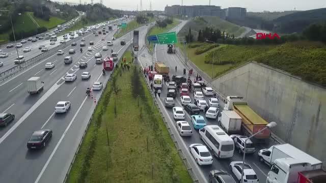 SEYRANTEPE'DE DAMPERİ AÇIK HAFRİYAT KAMYONU YÖN TABELASINA ÇARPTI Havadan ek görüntü