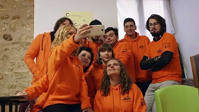 Jeunes de service Bande-annonce VF