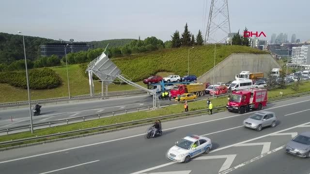 SEYRANTEPE'DE DAMPERİ AÇIK HAFRİYAT KAMYONU YÖN TABELASINA ÇARPTI Havadan AKTÜEL GÖRÜNTÜ