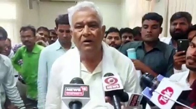 दौसा मांगे पानी: सासंद किरोड़ीलाल के नेतृत्व में रेल पटरी पर मटका फोड़ प्रदर्शन