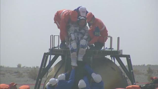 Llegan a tierra los tres astronautas chinos después de permanecer en el espacio 183 días