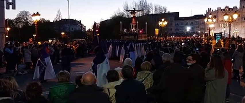 Impresionante Procesión del Santo Entierro con miles de burgaleses en las calles
