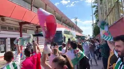 Recibimiento de la afición a los jugadores del Córdoba CF
