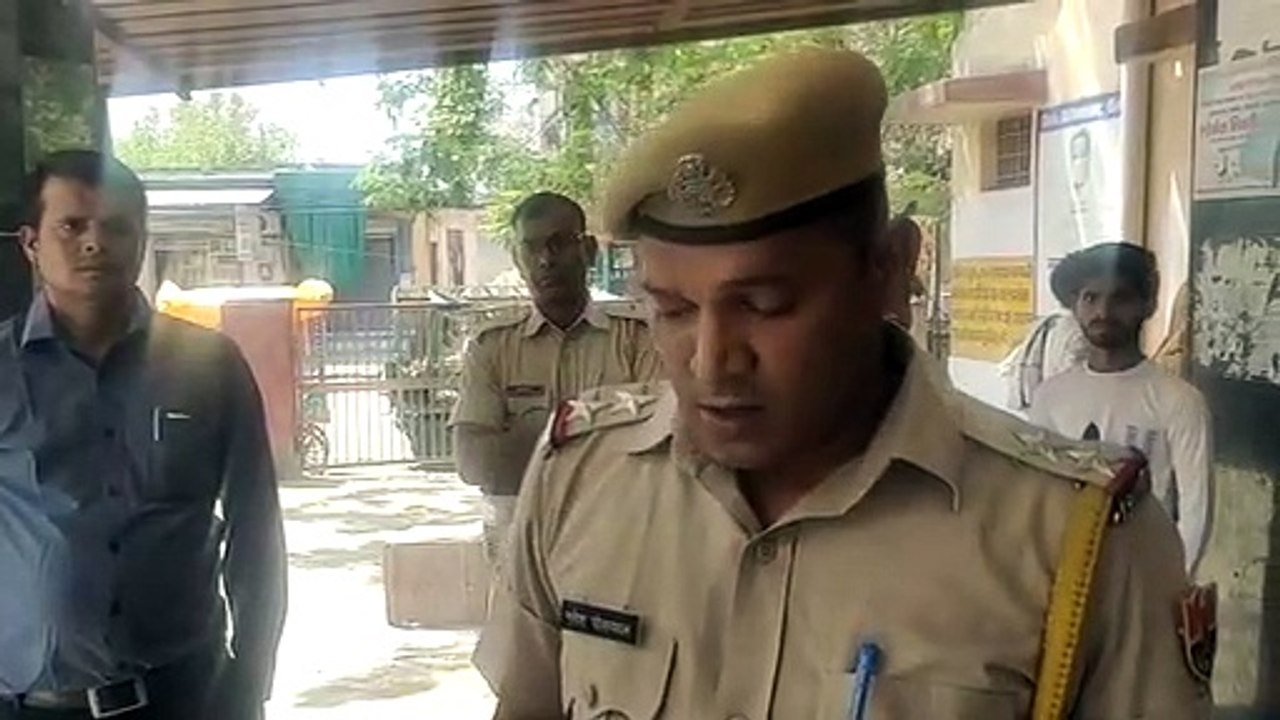 साले की शादी में ससुराल आए युवक ने पारिवारिक कलह में खुद को मारी गोली....देखें वीडियो