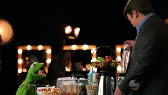 The Muppets - TEASER VO Nathan Fillion interroge Kermit à propos de Miss Piggy