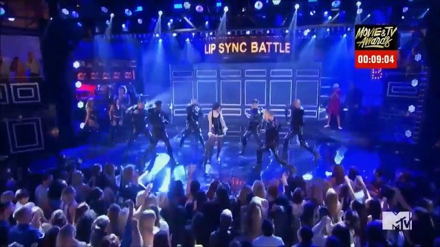 Tom Holland reprend Umbrella de Rihanna en playback !