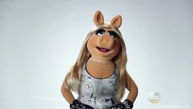 The Muppets - TEASER VO Eden Sher gâche la séance photo de Miss Piggy