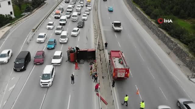 Son dakika haber | Arnavutköy'de feci kaza... Hafif ticari araçla çarpışan kamyonet yan yattı