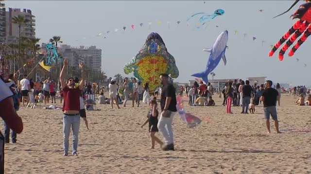 Gandía acoge la tradicional competición anual de cometas en la playa