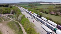 شاهد: صور جوية لطوابير طويلة من الشاحنات في جنوب إنجلترا تحاول عبور القنال إلى فرنسا