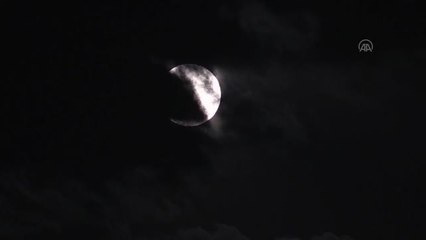 Tahran'da Dolunay ve Milad Kulesi Görüntüsü 🌕