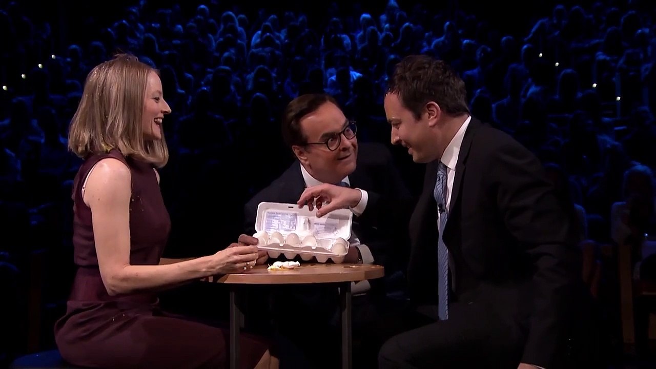 Jodie Foster fait une roulette russe avec des oeufs contre Jimmy Fallon !