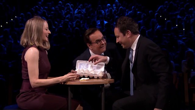 Jodie Foster fait une roulette russe avec des oeufs contre Jimmy Fallon !