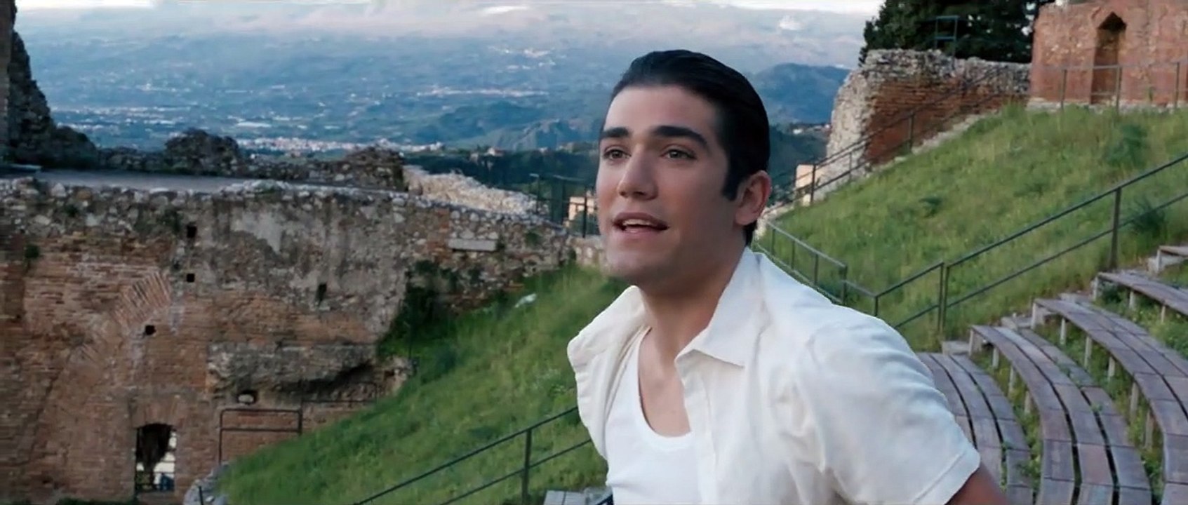 TINI – La nouvelle vie de Violetta - EXTRAIT VF "Tini et Caio visitent les ruines du théatre"