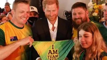 'Pas un autre!' Le prince Harry rougissant reçoit un cadeau effronté à son arrivée aux Pays-Bas