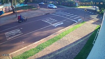 Imagens flagram acidente envolvendo carro e moto no Bairro Coqueiral, em Cascavel