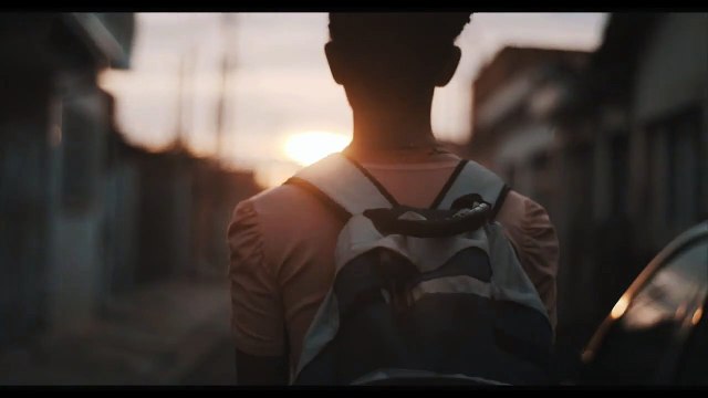 La Jeune fille qui dansait avec le diable - EXTRAIT VOST Marche dans le crépuscule