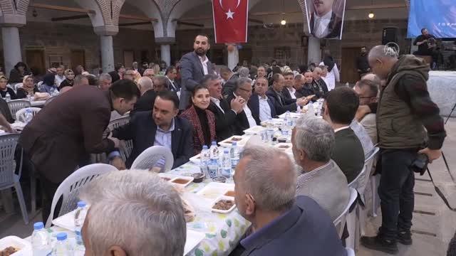 Eski TBMM Başkanı Arınç AK Parti İl Başkanlığının iftar programına katıldı