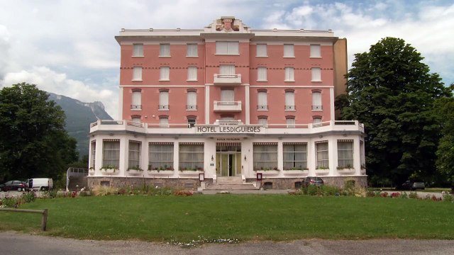 Les Petits Maîtres du Grand hôtel Bande-annonce VF