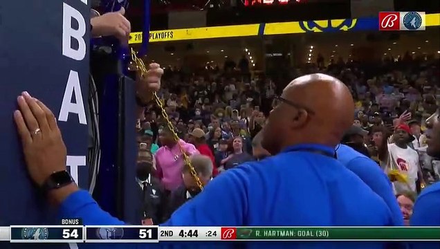 Une activiste s'enchaîne au panier lors du match Grizzlies - Wolves