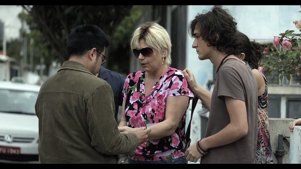 D'une famille à l'autre Bande-annonce VO