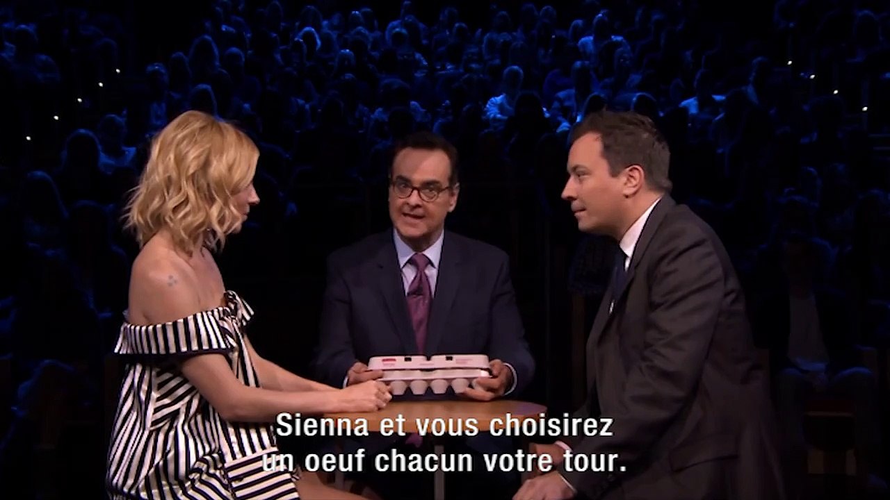 Sienna Miller joue à la roulette russe... avec des oeufs !