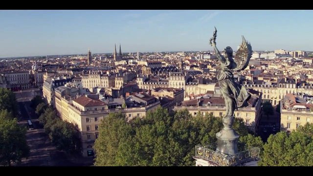 Double Je - saison 1 Bande-annonce VF