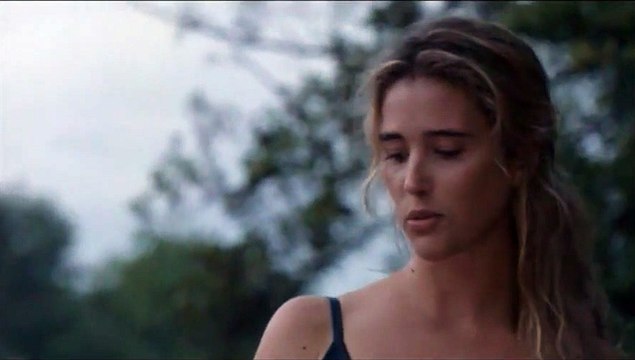 La Blonde aux seins nus Extrait vidéo (5) VF