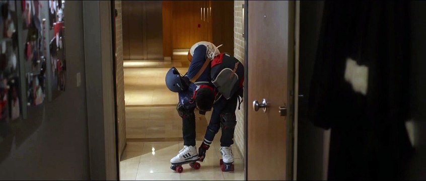 C'est quoi cette famille?! - EXTRAIT Maman poule