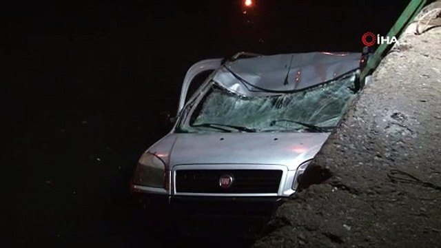 Sürücüsünün direksiyon hakimiyetini kaybettiği ticari araç denize böyle uçtu