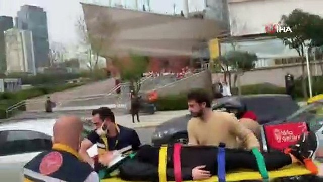 Maltepe'de İETT otobüsü yolcu dolu minibüse çarptı: 1 yaralı