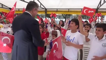 Çocuklarla oyuncak boyayan Vali Yılmaz, renkli görüntüler oluşturdu