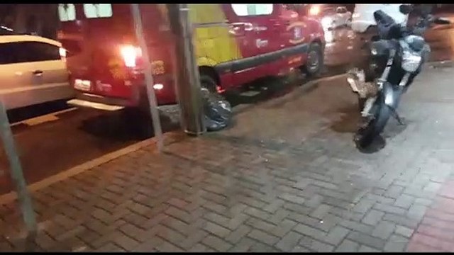 Entregador tem suspeita de fratura após colisão entre moto e Fiesta no Centro de Cascavel