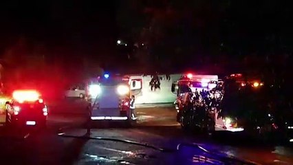 Grande aparato do Corpo de Bombeiros é acionado para apagar grande incêndio em barracão