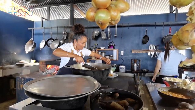 mqn-tica-hace-comidas-con-plantas-medicinales-220422