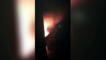 Barracão com resíduos hospitalares é tomado pelas chamas; veja imagens