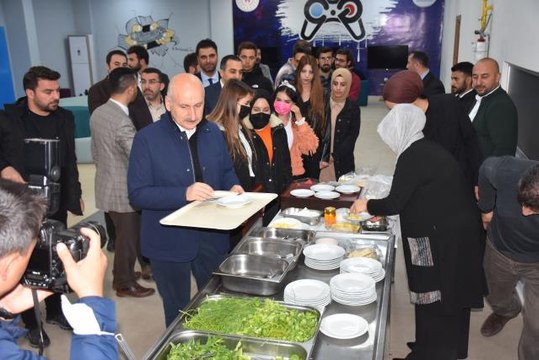 Ulaştırma ve Altyapı Bakanı Karaismailoğlu, Kars'ta öğrencilerle sahur yaptı