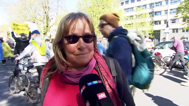Le marce di Pasqua dividono la Germania. Pace ma anche invio di armi all’Ucraina