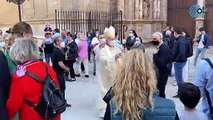 El obispo de Mallorca saluda a los fieles tras la primera Misa de Pascua sin presencia de los Reyes