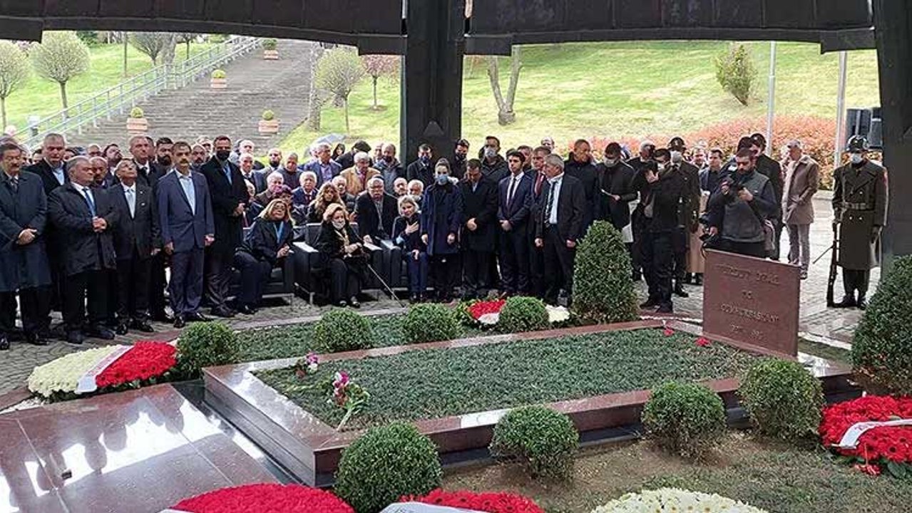 8. Cumhurbaşkanı Turgut Özal kabri başında anıldı