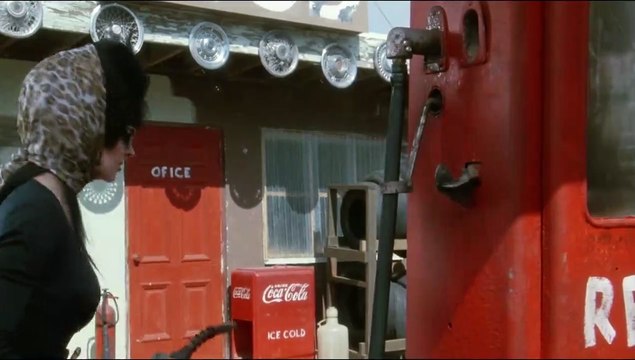 Elvira, Maîtresse des Ténèbres EXTRAIT VF Pompe à essence