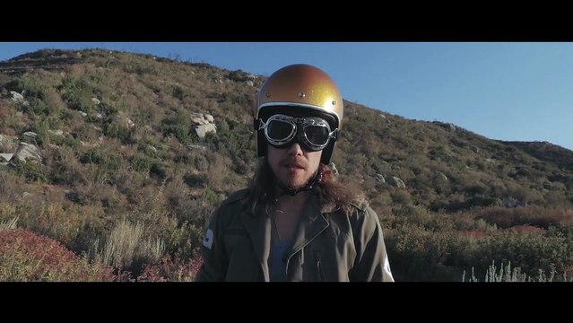 Pamela Anderson est de retour avec Julien Doré dans le clip de la chanson Le Lac