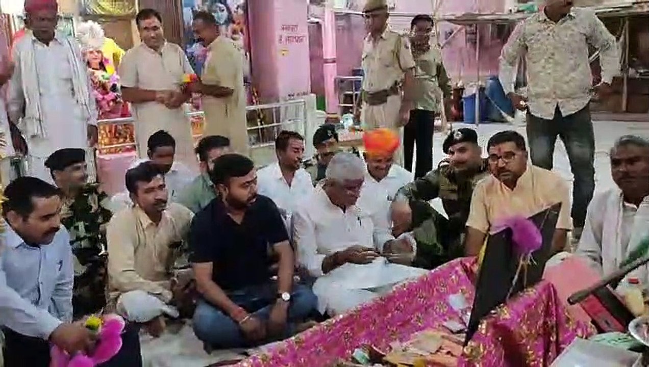 Watch Video: केंद्रीय जल शक्ति मंत्री गजेंद्रसिंह शेखावत ने किए बाबा रामदेव समाधि के दर्शन
