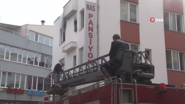 Son Dakika | Pansiyonda yangın çıktı... Müşteri yarım kalmış yangın merdiveninde mahsur kaldı